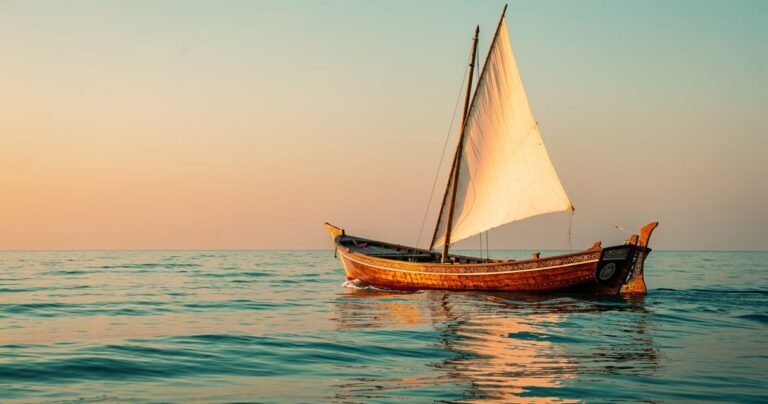 Un dhow traditionnel naviguant sur l'océan Indien au coucher du soleil
