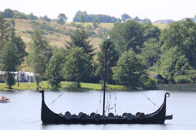 Le longship : navire de guerre long des Vikings